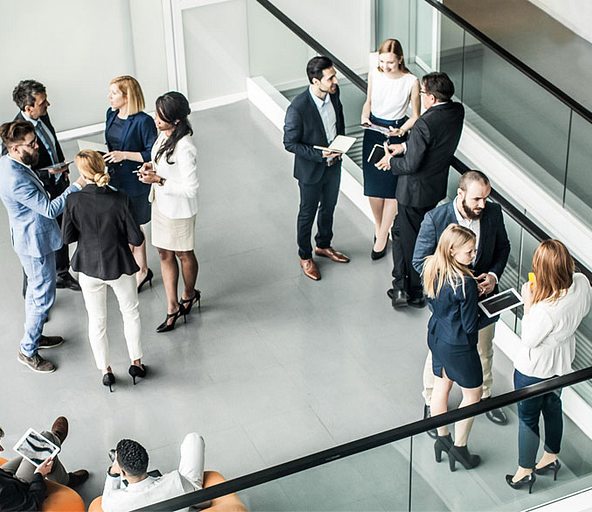 Personnes discutant dans une entreprise