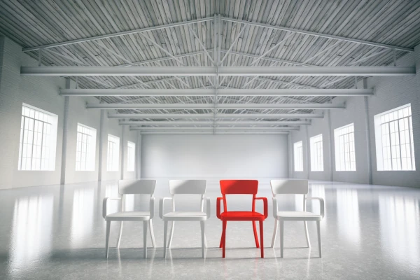 Chaise rouge symbolisant un candidate unique 