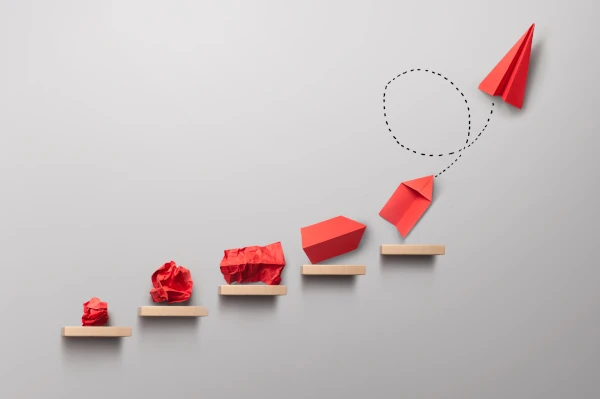 boule de papier se transformant en avion étape par étape